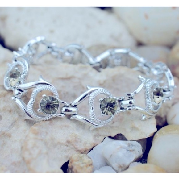 Sarah Coventry “Cool Surrender”Bracelet Silver-tone With Smokey Grey Rhinestones - Picture 1 of 13